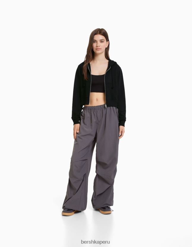 gris oscuro Bershka mujer sudadera corta con cremallera 806J6B1268