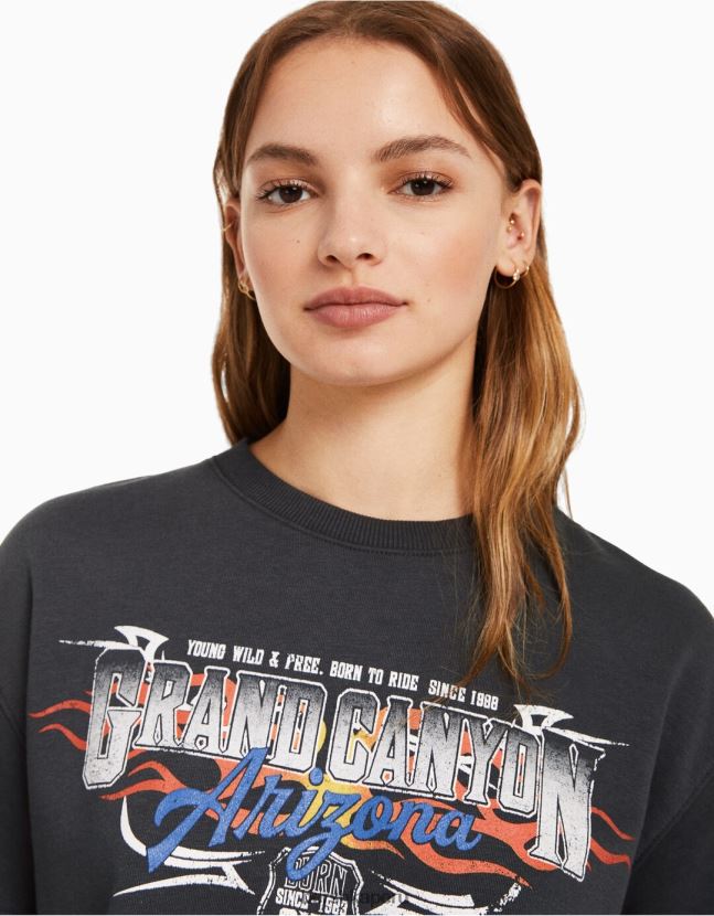 gris oscuro Bershka mujer sudadera corta estampada de manga corta 806J6B639