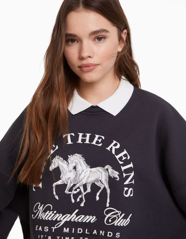 gris oscuro Bershka mujer sudadera estampada con cuello de polo 806J6B1277
