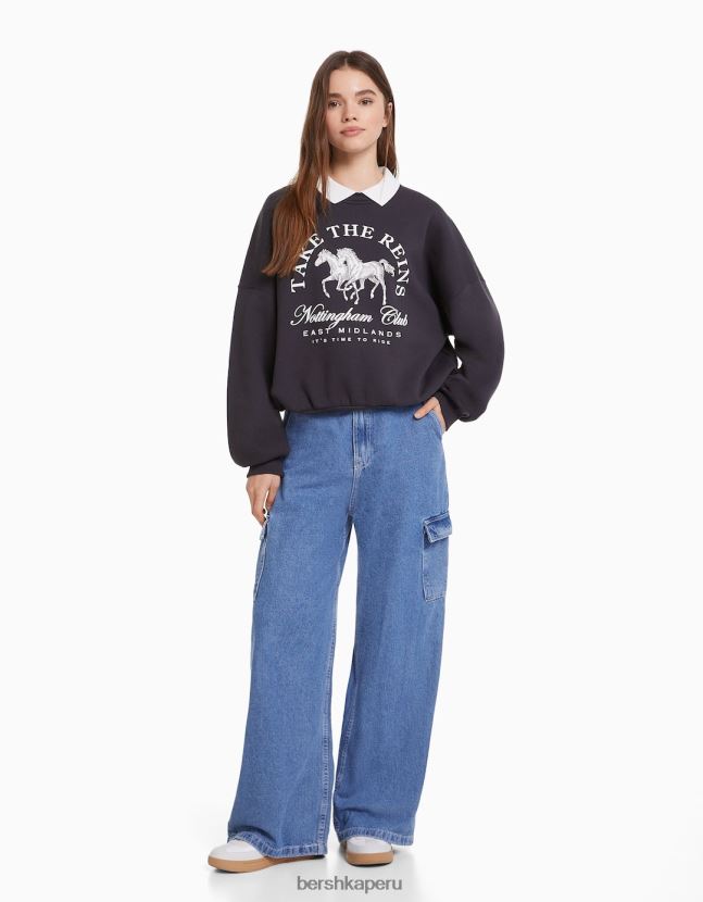gris oscuro Bershka mujer sudadera estampada con cuello de polo 806J6B1277