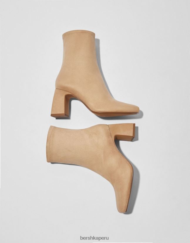 camello Bershka mujer botines ajustados con tacón alto 806J6B2281