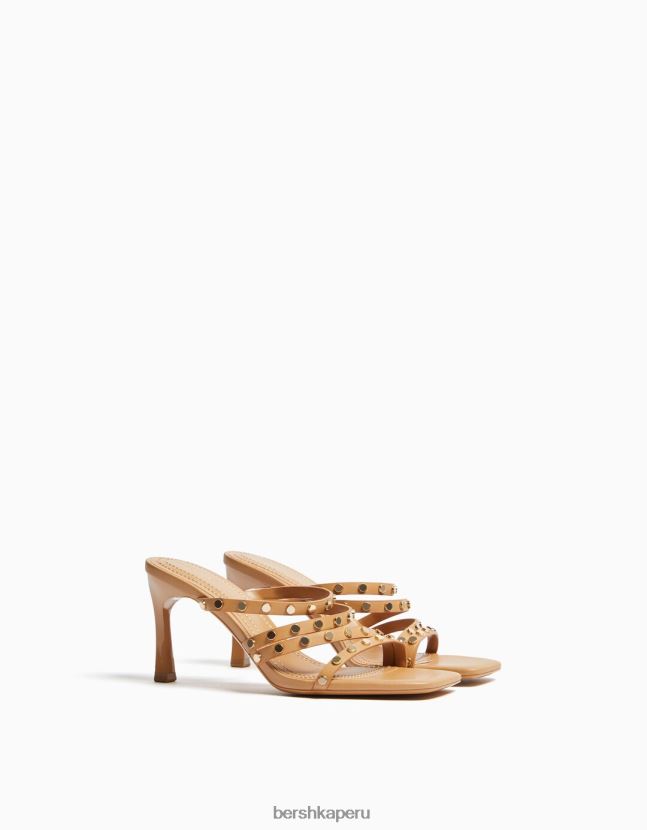 arena Bershka mujer sandalias de tacón con correas con tachuelas 806J6B2140