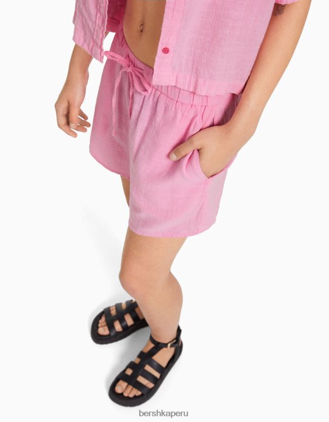 rosa Bershka unisexo shorts rústicos con elástico fruncido 806J6B4032