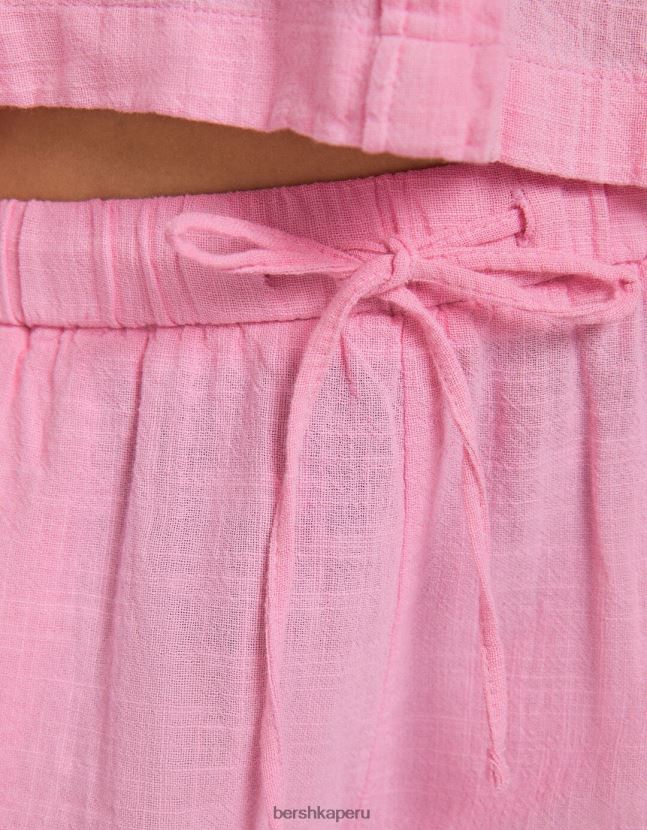 rosa Bershka unisexo shorts rústicos con elástico fruncido 806J6B4032
