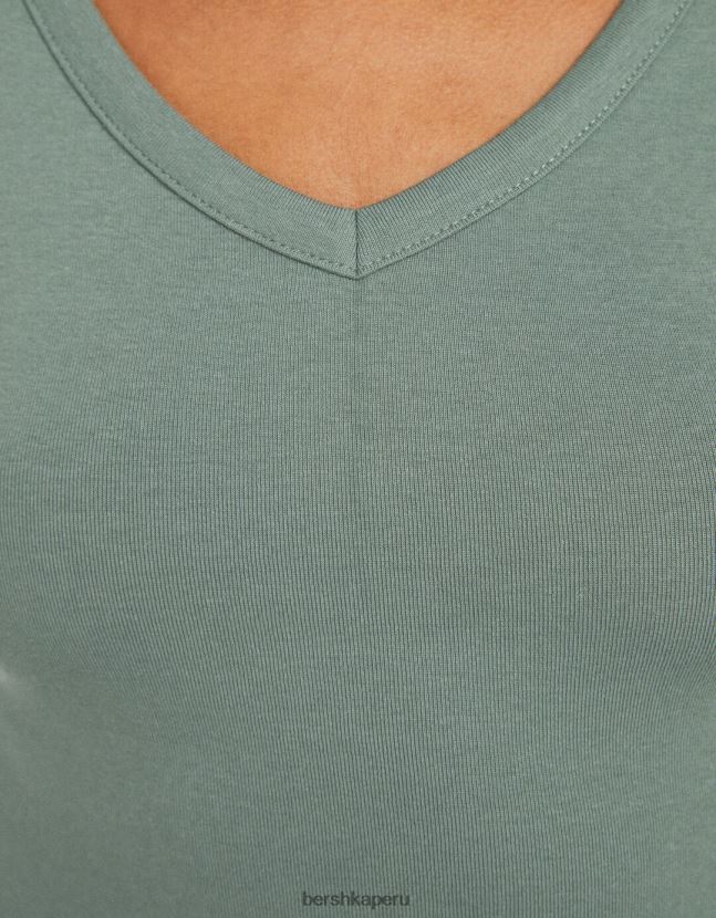 caqui Bershka unisexo camiseta corta ajustada con cuello en V y manga raglán 806J6B3814