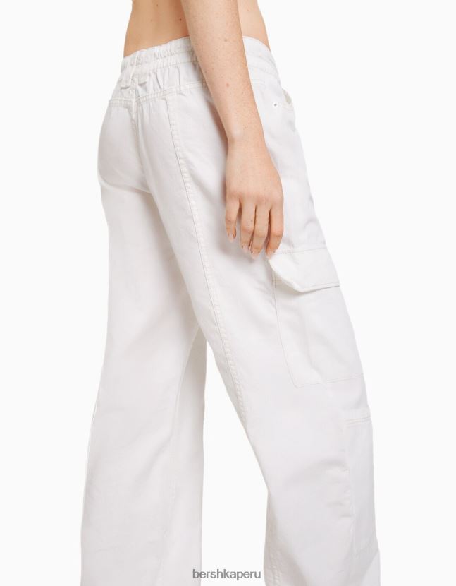 blanquecino Bershka unisexo pantalones cargo de algodón de tiro bajo con hilo en contraste 806J6B3902