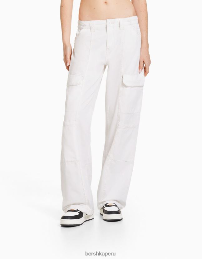blanquecino Bershka unisexo pantalones cargo de algodón de tiro bajo con hilo en contraste 806J6B3902