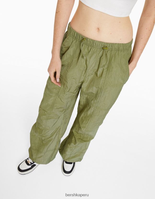 caqui Bershka unisexo pantalones de paracaídas de nailon 806J6B3885