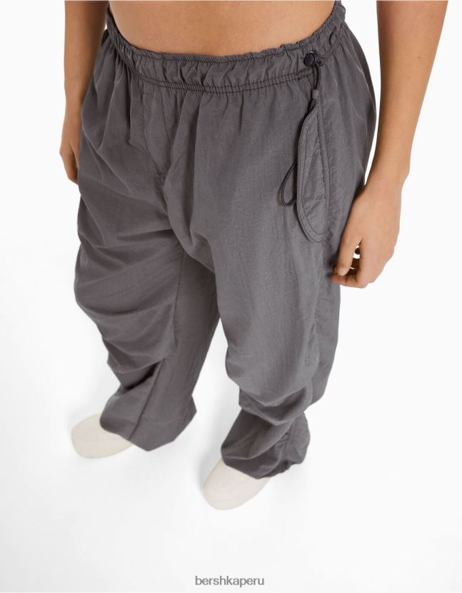 gris Bershka unisexo joggers de paracaídas de nailon 806J6B3895