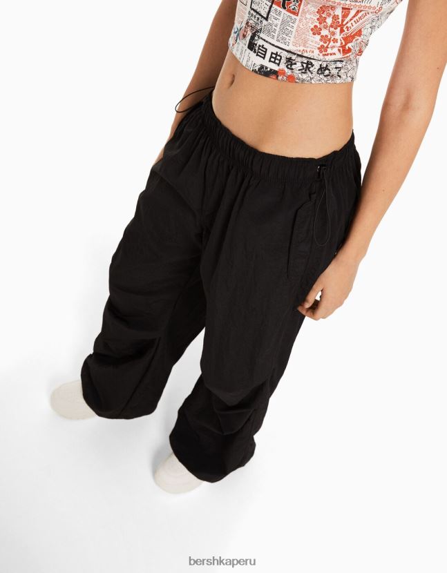 negro Bershka unisexo joggers de paracaídas de nailon 806J6B3884