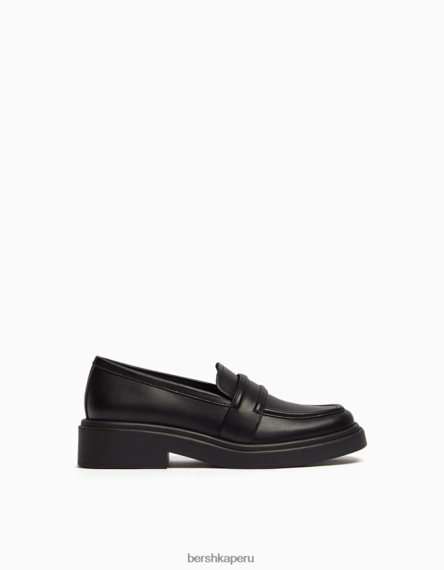 negro Bershka unisexo mocasines con correa estilo sillín 806J6B4197