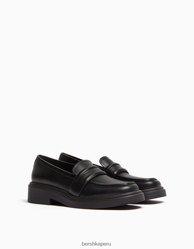negro Bershka unisexo mocasines con correa estilo sillín 806J6B4197