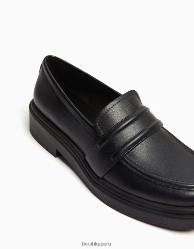 negro Bershka unisexo mocasines con correa estilo sillín 806J6B4197