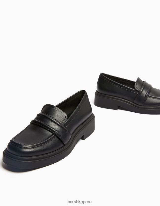 negro Bershka unisexo mocasines con correa estilo sillín 806J6B4197